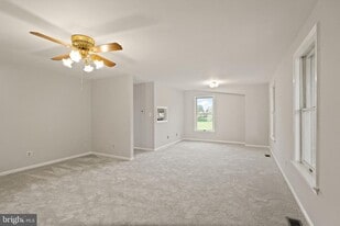 318 Evergreen Mills Rd in Leesburg, VA - Building Photo