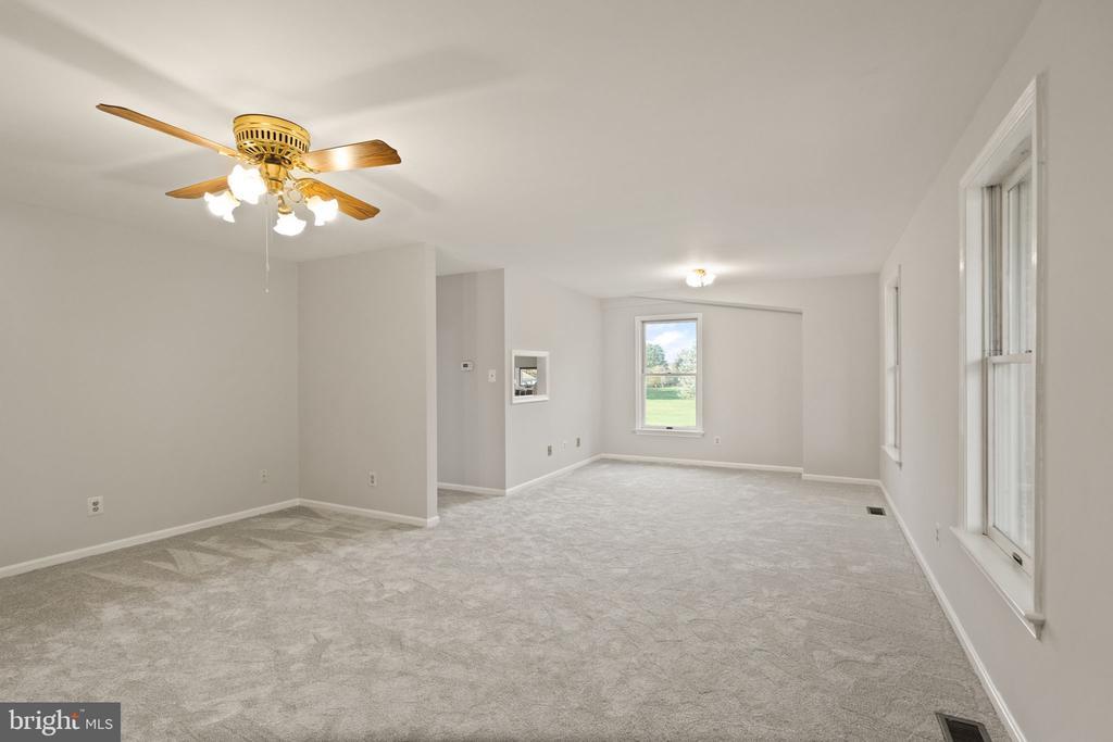 318 Evergreen Mills Rd in Leesburg, VA - Building Photo