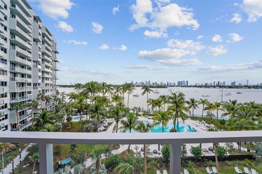 1500 Bay Rd, Unit N-0804 in Miami Beach, FL - Building Photo