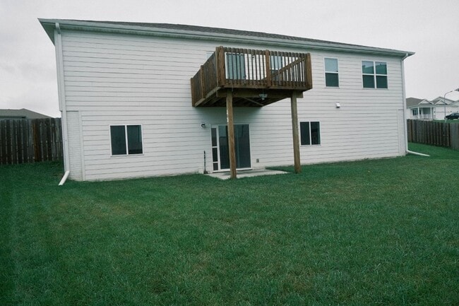 1075 Hazel Ln in Springfield, NE - Building Photo - Building Photo