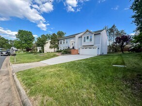 13715 Eastcliff Cir in Centreville, VA - Building Photo - Building Photo