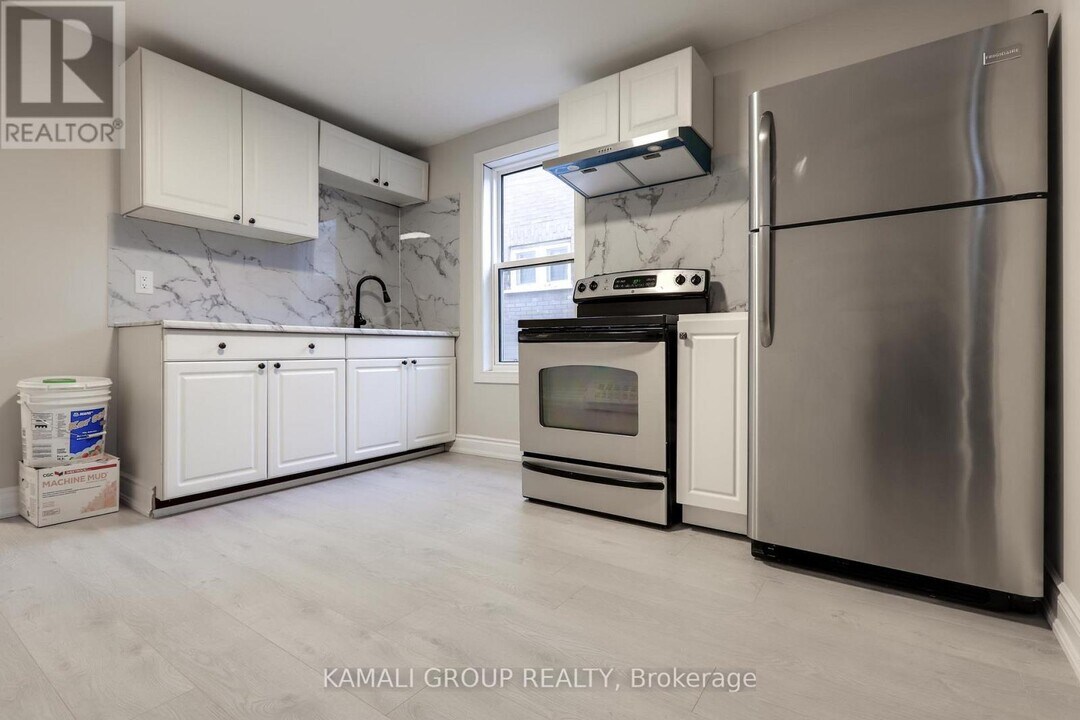 81 McMillan Dr in Oshawa, ON - Building Photo