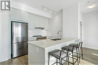 430 Square One Dr in Mississauga, ON - Building Photo - Building Photo