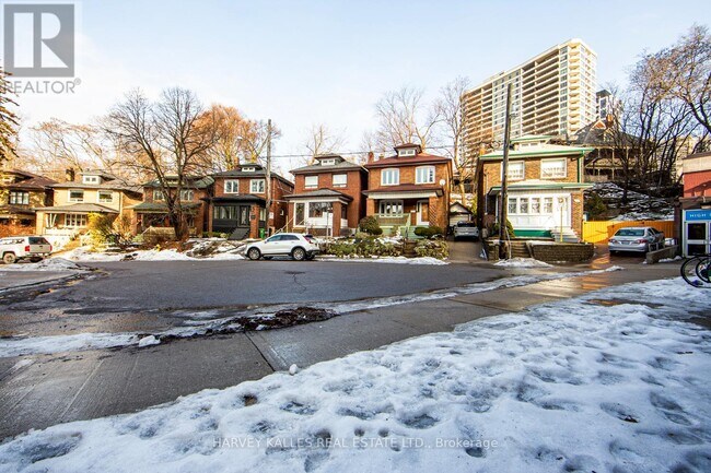 33 Parkview Gardens in Toronto, ON - Building Photo - Building Photo