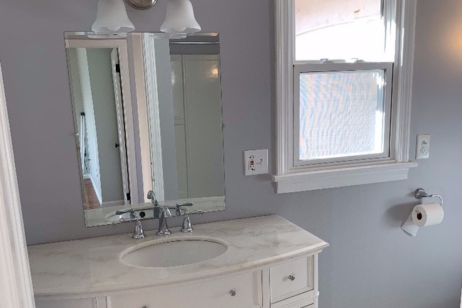 30 Main St, Unit 2 in East Hampton, CT - Foto de edificio - Building Photo