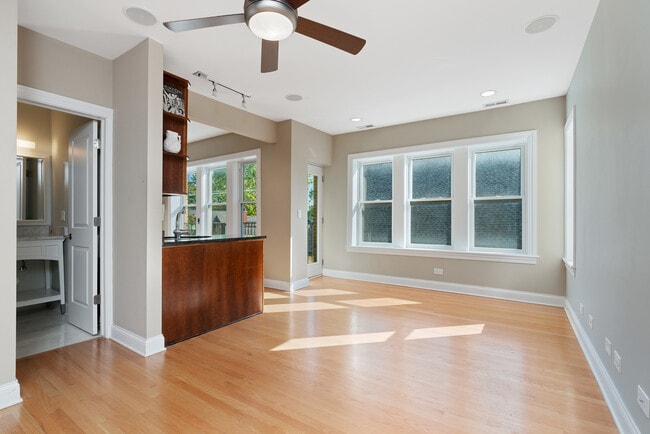 2142 W Addison St in Chicago, IL - Building Photo - Building Photo