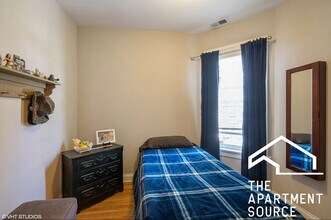 2509 W Diversey Ave in Chicago, IL - Foto de edificio - Building Photo