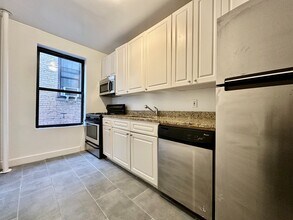 44 Bennett Ave in New York, NY - Building Photo - Building Photo