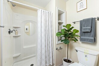 1090 Beacon St in Brookline, MA - Building Photo - Building Photo