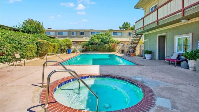 20251 Cohasset St, Unit 5 in Winnetka, CA - Foto de edificio - Building Photo