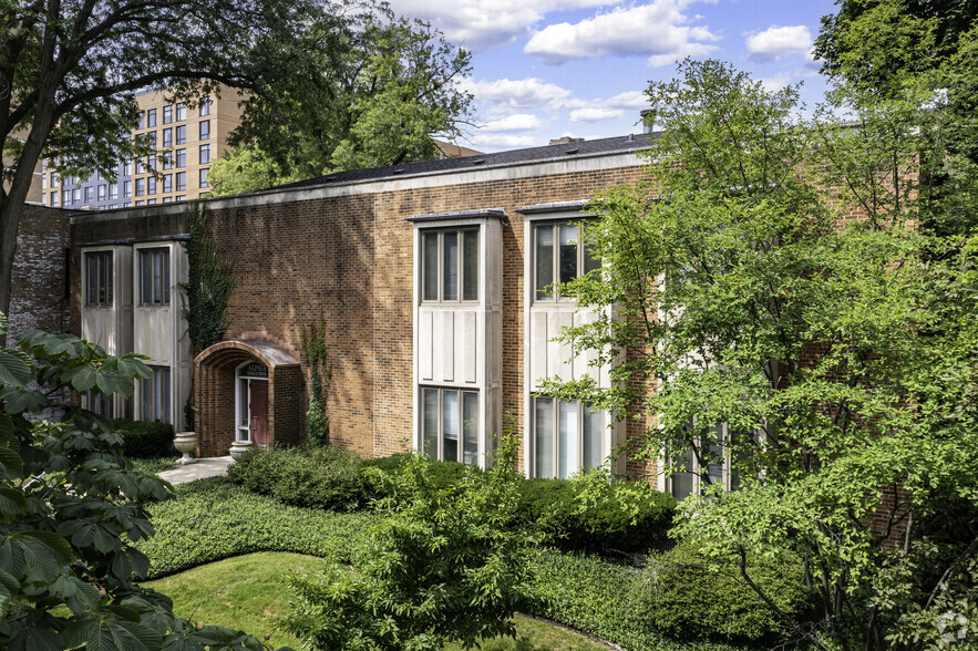 1930 Sherman Ave, Unit 1N in Evanston, IL - Building Photo