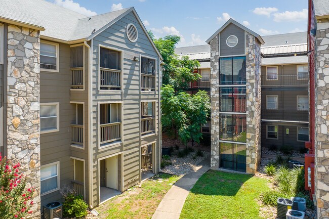 Villa De Oro in San Antonio, TX - Building Photo - Building Photo