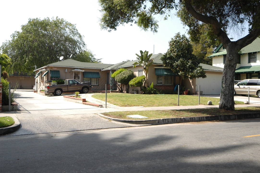 875-885 N Marengo Ave in Pasadena, CA - Building Photo