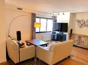 2130 Massachusetts Ave, Unit 3b in Cambridge, MA - Building Photo - Building Photo