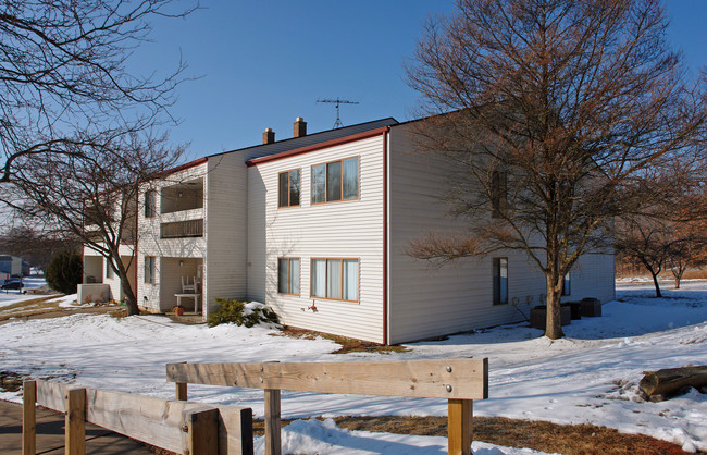 Granderview Apartments in Milford, MI - Building Photo - Building Photo