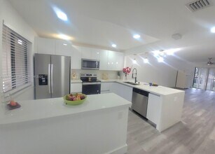 428 Lakeview Dr in Weston, FL - Building Photo - Building Photo