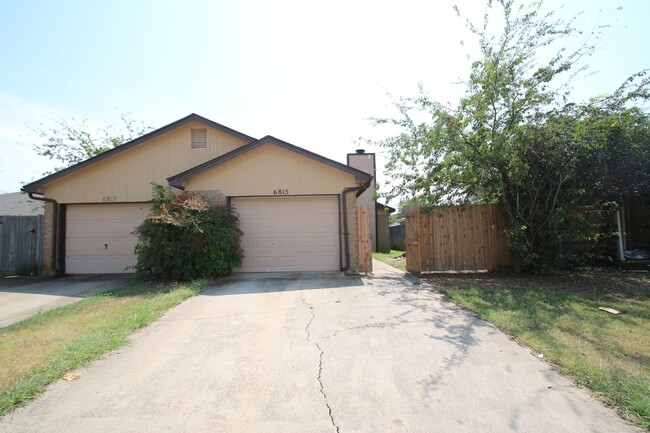 6813-6815 S Creek Dr in Fort Worth, TX - Building Photo - Building Photo