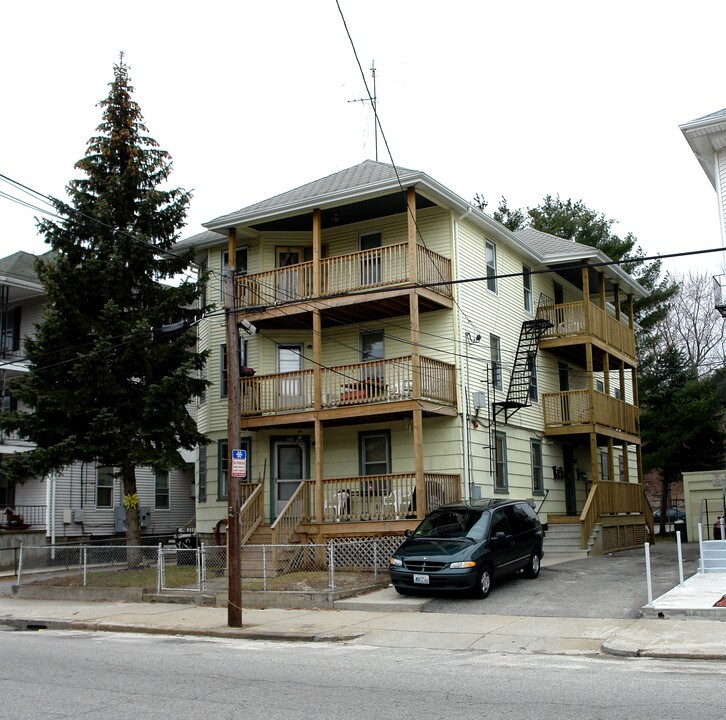 716 Front St in Woonsocket, RI - Foto de edificio