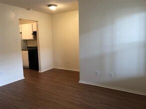 222 N Center St in Grand Prairie, TX - Building Photo - Building Photo