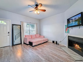 1815 Gary's Park St in San Antonio, TX - Foto de edificio - Building Photo