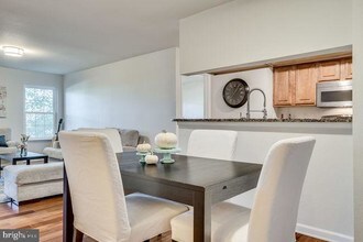 3313 Wyndham Cir, Unit 1219 in Alexandria, VA - Building Photo - Building Photo