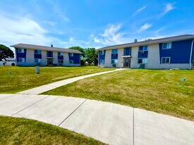 Ridgeway Court in Jackson, WI - Building Photo