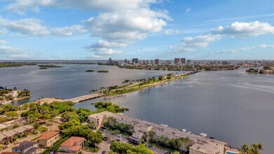 11930 N Bayshore Dr in North Miami, FL - Foto de edificio - Building Photo