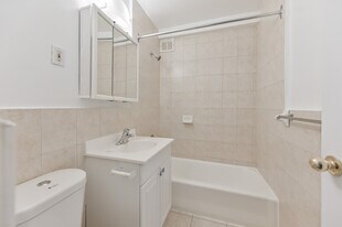 214 St George St in Toronto, ON - Building Photo