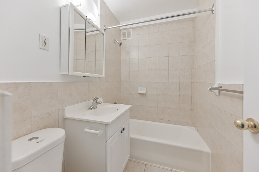 214 St George St in Toronto, ON - Building Photo