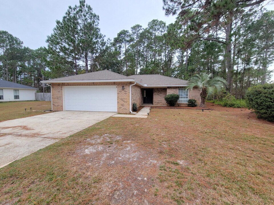 2405 Hemlock Dr in Navarre, FL - Building Photo