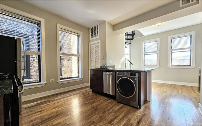 634 W Oakdale Ave, Unit 4 in Chicago, IL - Foto de edificio - Building Photo