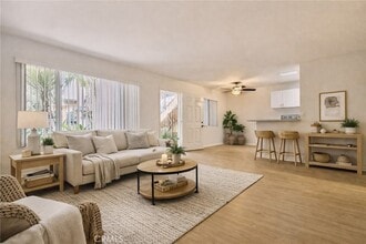 1810 W Sallie Ln, Unit E in Anaheim, CA - Foto de edificio - Building Photo