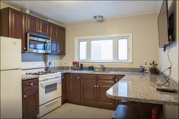 property at 17 Hunting St