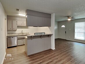 1303 1/2 Berry Dr Apt A in Cleburne, TX - Foto de edificio - Building Photo