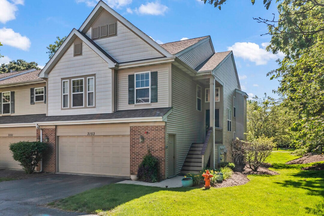 3153 Saganashkee Ln in Naperville, IL - Building Photo