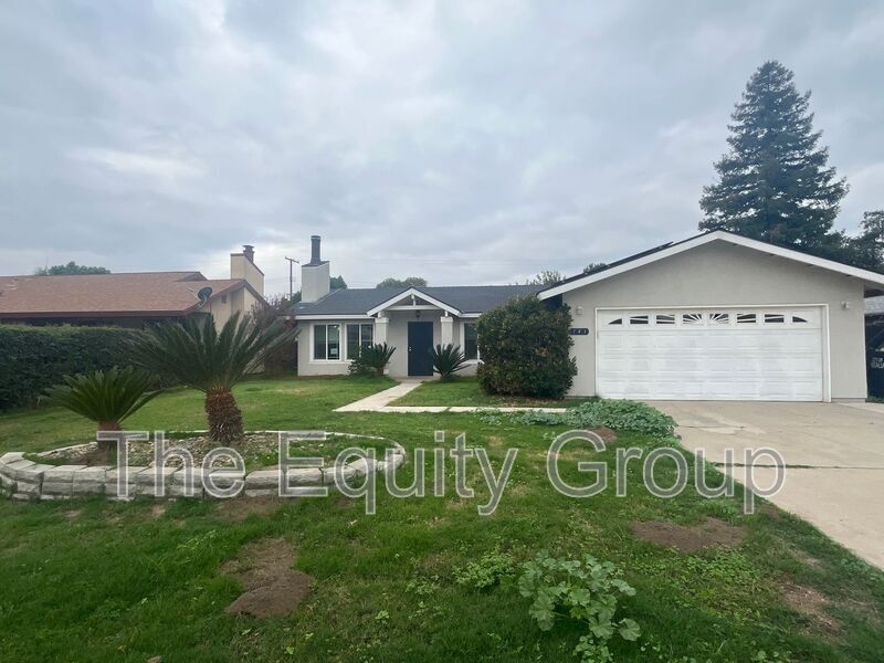 143 N Simon St in Visalia, CA - Building Photo