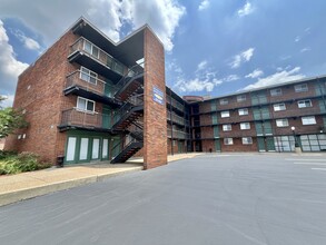 Heather House in Louisville, KY - Foto de edificio - Building Photo