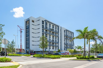 Karis Village in Miami, FL - Foto de edificio - Building Photo