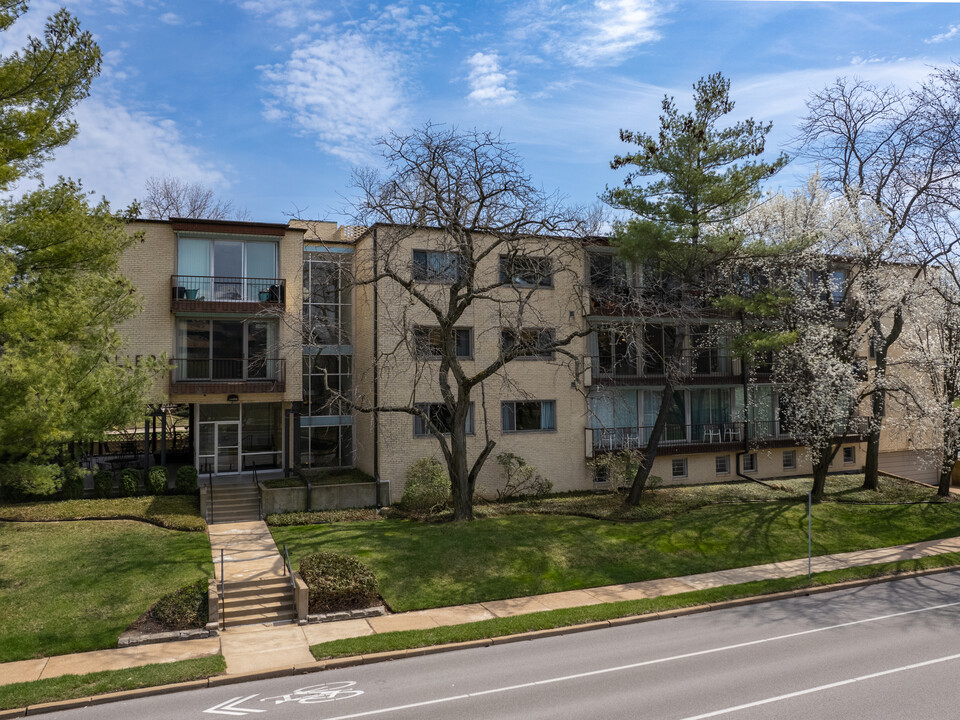 Cavilere in Clayton, MO - Foto de edificio