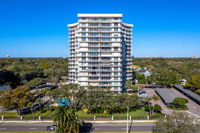 Bayshore Diplomat Condominium in Tampa, FL - Building Photo - Building Photo