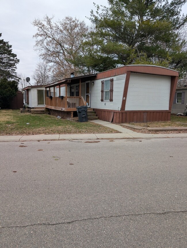 16 E Manor St in Oxford, MI - Building Photo - Building Photo