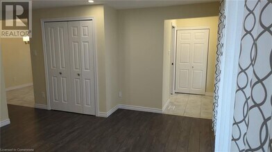 102 Calmcrest Dr in Kitchener, ON - Building Photo - Building Photo
