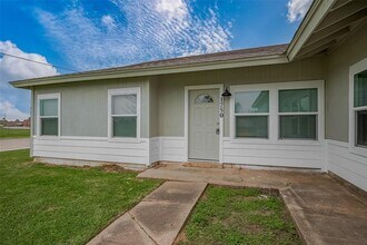 1750 Lynn Ln in Freeport, TX - Building Photo - Building Photo