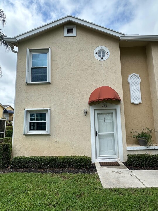 423 Waterside Dr in Hypoluxo, FL - Foto de edificio