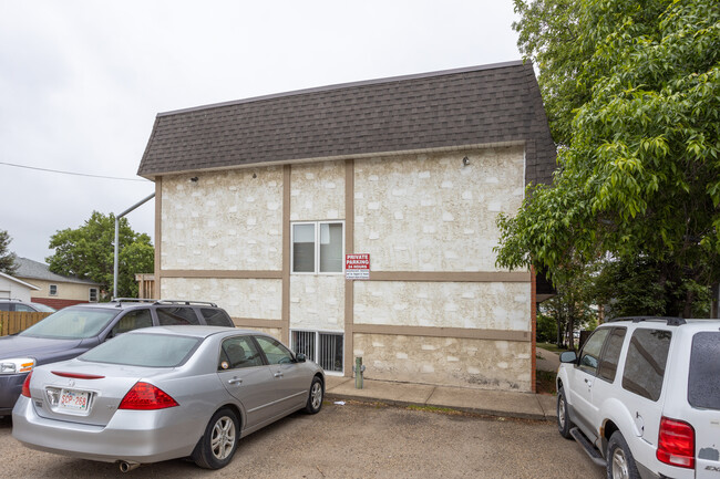 4820 53 St in Red Deer, AB - Building Photo - Building Photo