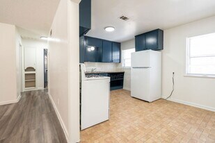 654 S Eastridge Dr in Wichita, KS - Building Photo