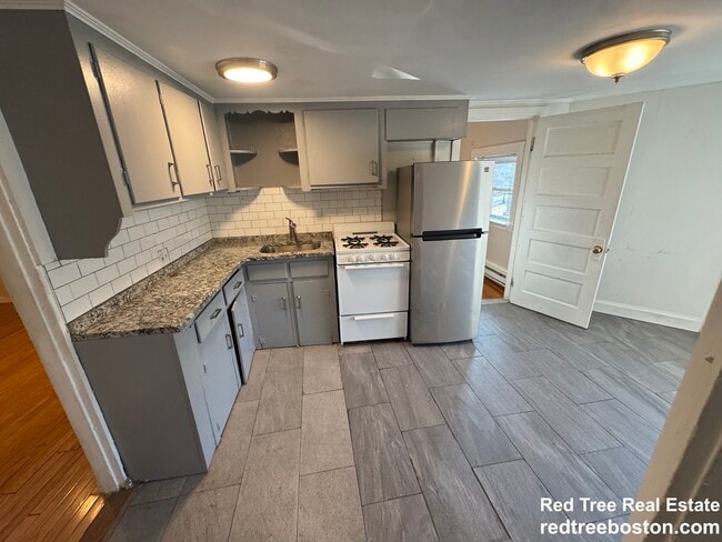 1725 Commonwealth Ave, Unit 5 in Boston, MA - Building Photo - Building Photo