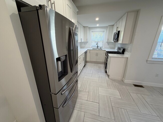 31 Middle St, Unit A in Newton, MA - Building Photo - Building Photo