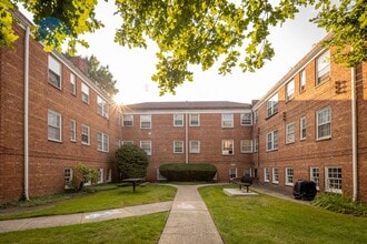 North Moreland Courts Apartments in Shaker Heights, OH - Foto de edificio - Building Photo