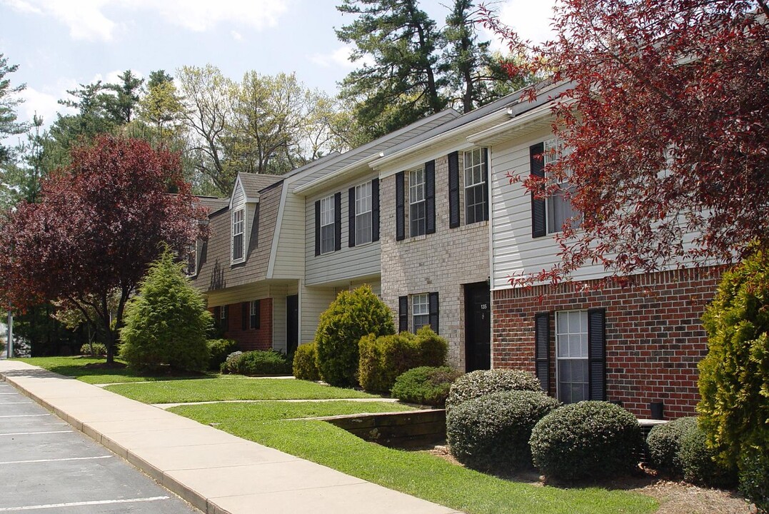 Haw Creek Mews Apartments and Townhomes in Asheville, NC - Foto de edificio